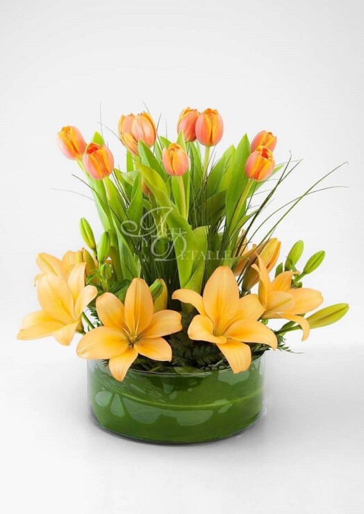 Arreglo de 10 tulipanes y lilis