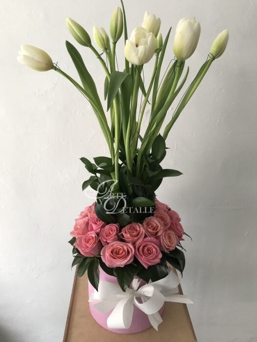 Arreglo de tulipanes blancos y rosas