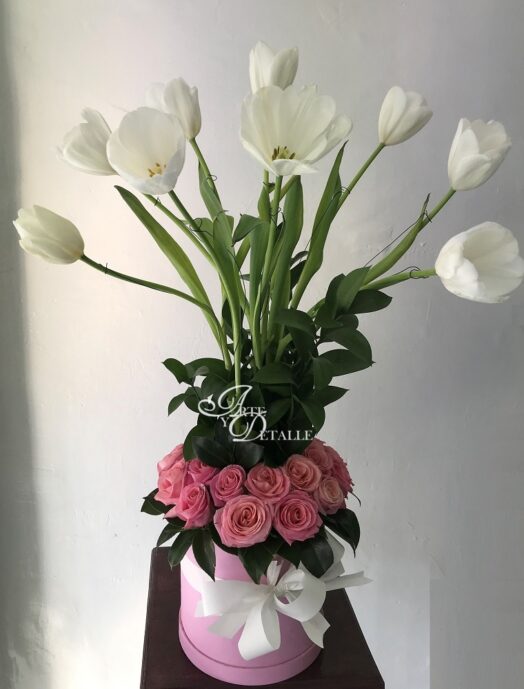 Arreglo de tulipanes blancos y rosass