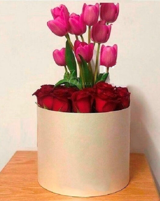 Cajita de rosas y tulipanes