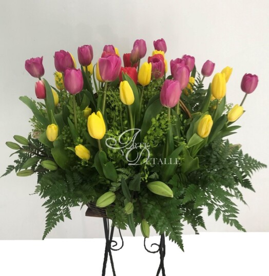 Canasta tulipanes de colores
