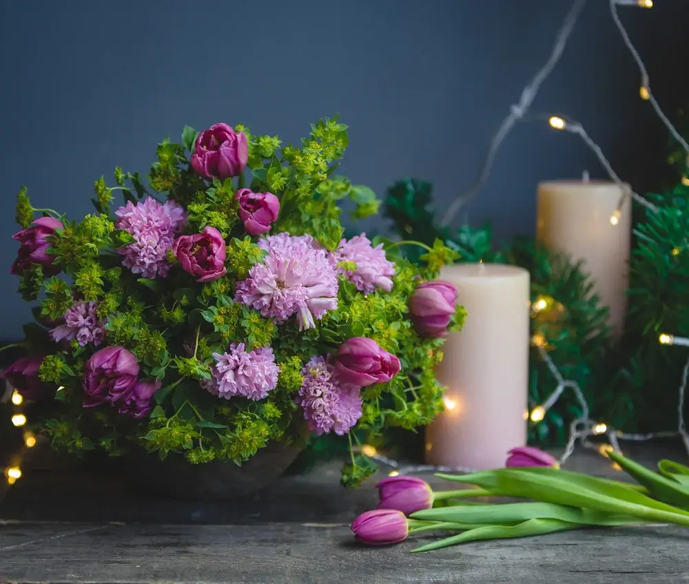 ramo verde rosado tulipanes velas luces navidenas alrededor 1